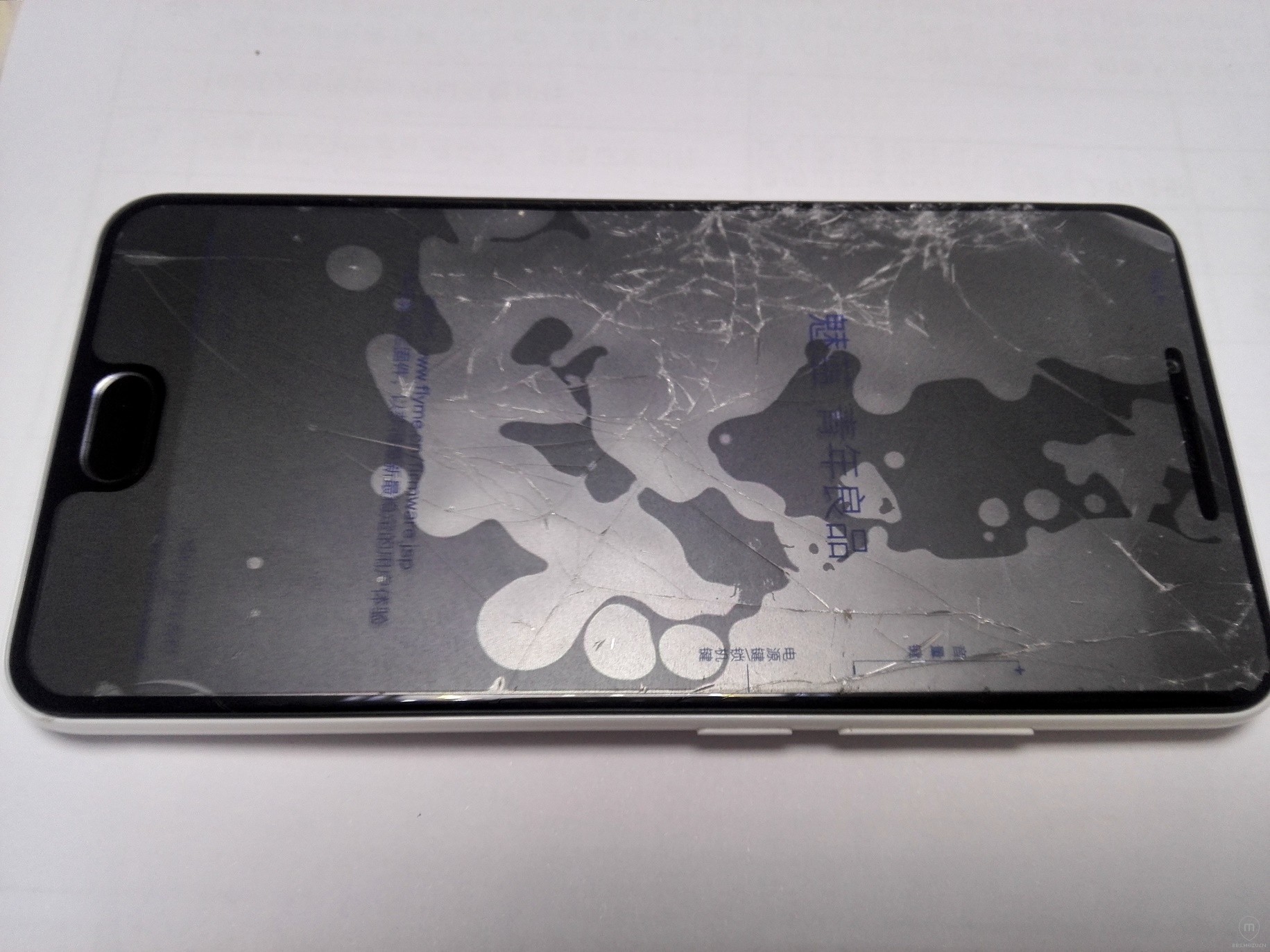 刚到手两天的魅蓝3,屏幕碎了