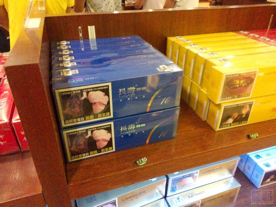 台北市区免税店内的香烟,印有耸人听闻的照片,顺便bs一下内地的包装