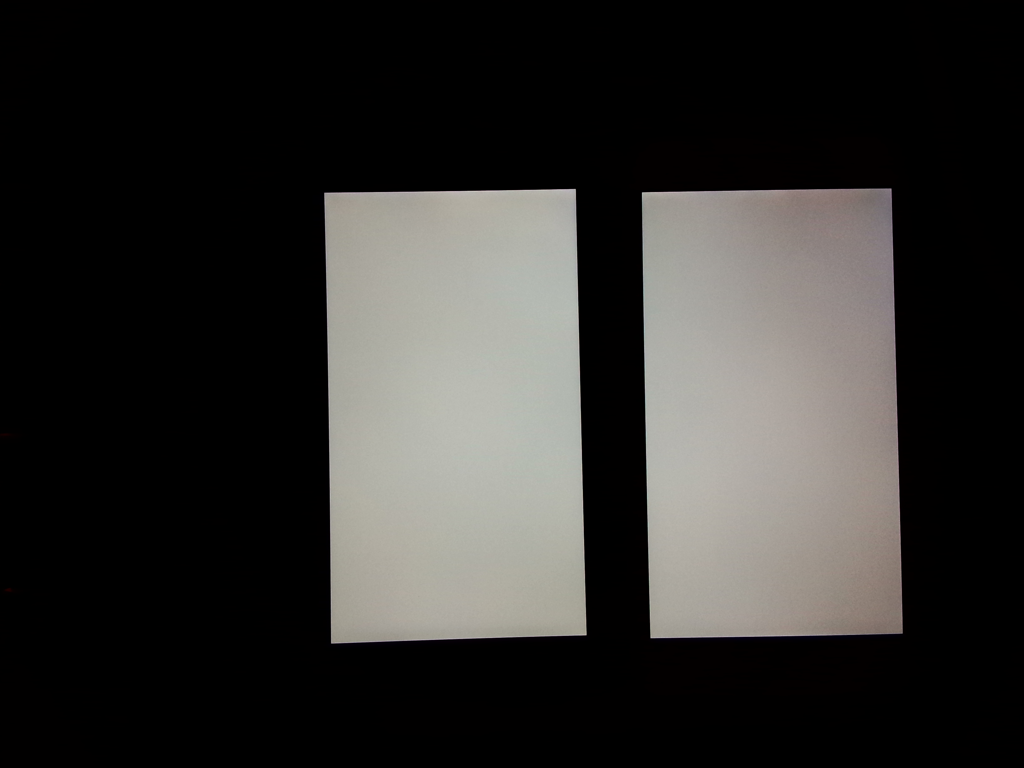 两台纯白颜色显示对比