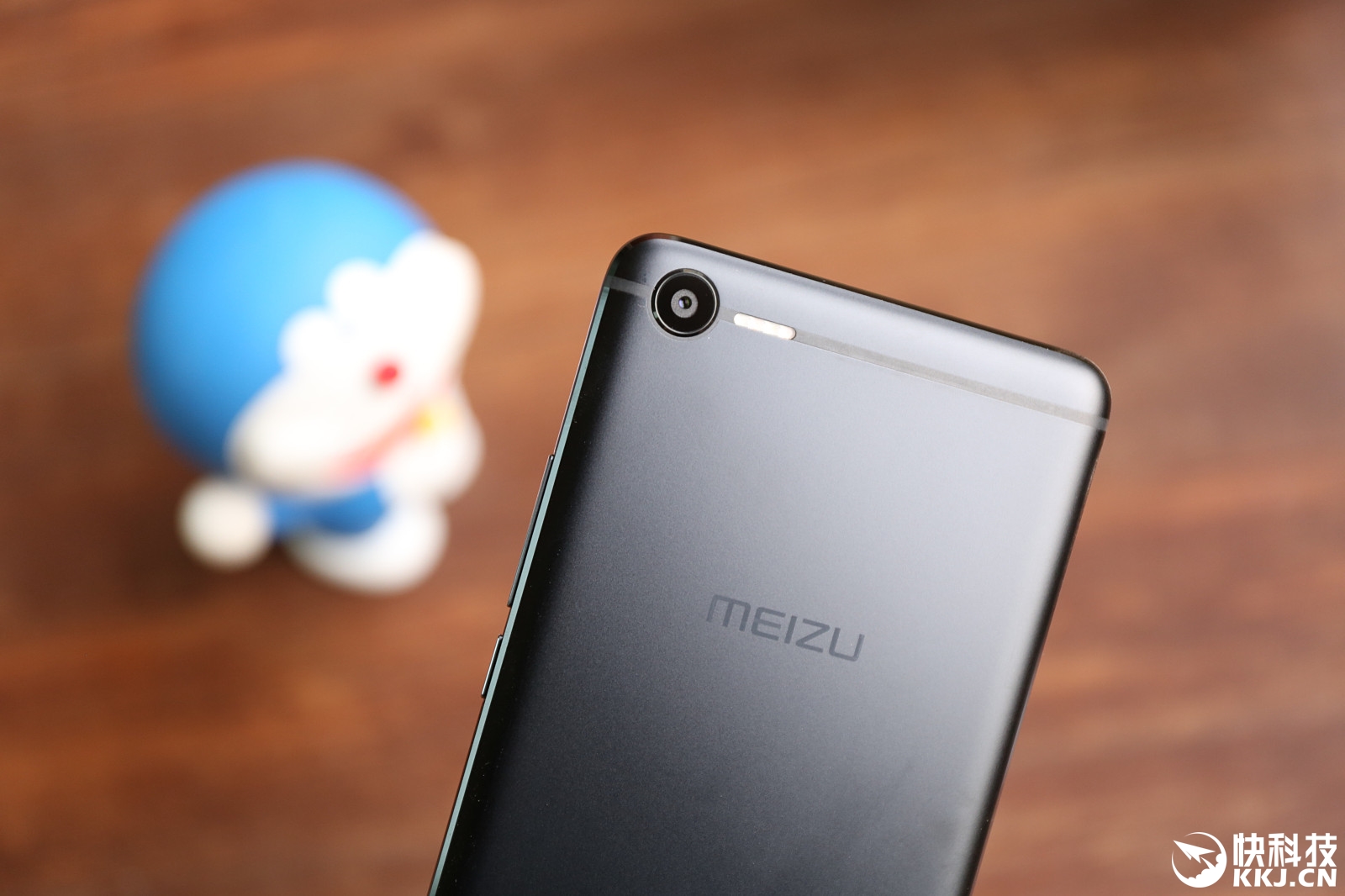 魅蓝e2变形金刚定制版开箱图赏:u盘亮了