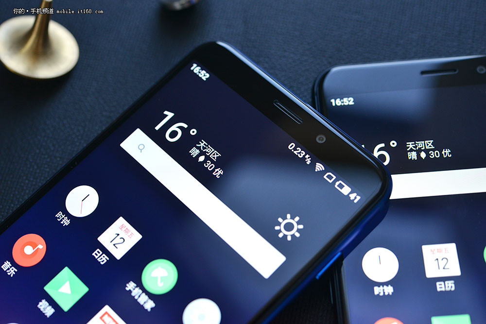 魅蓝s6图赏:拥有家族式设计风格的全面屏