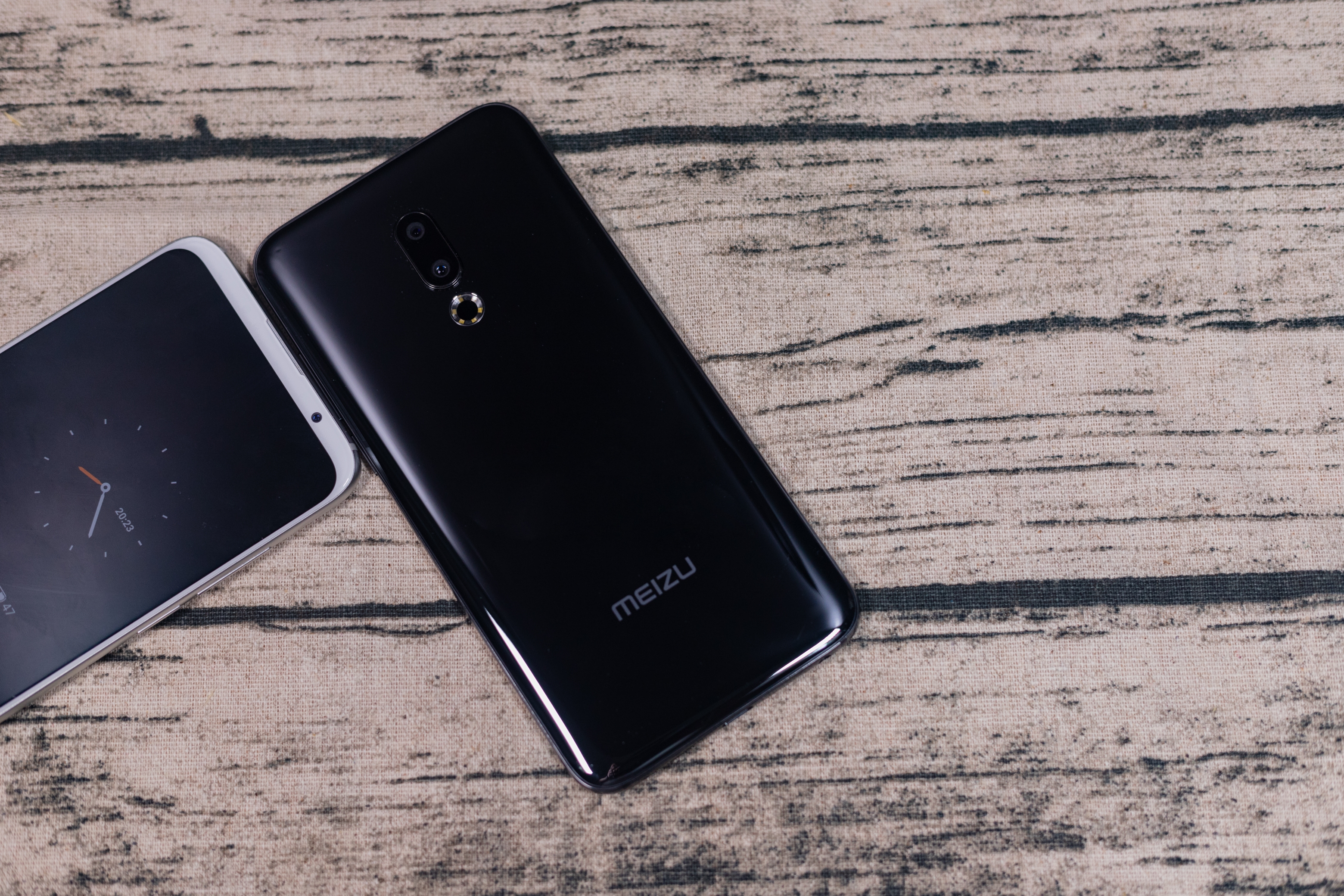 魅族16th的黑与白,你会怎么选