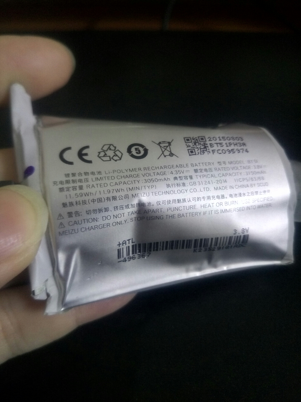 很多人都喜欢一边充电一边玩手机,这样子是不好的,对电池的损害很大!