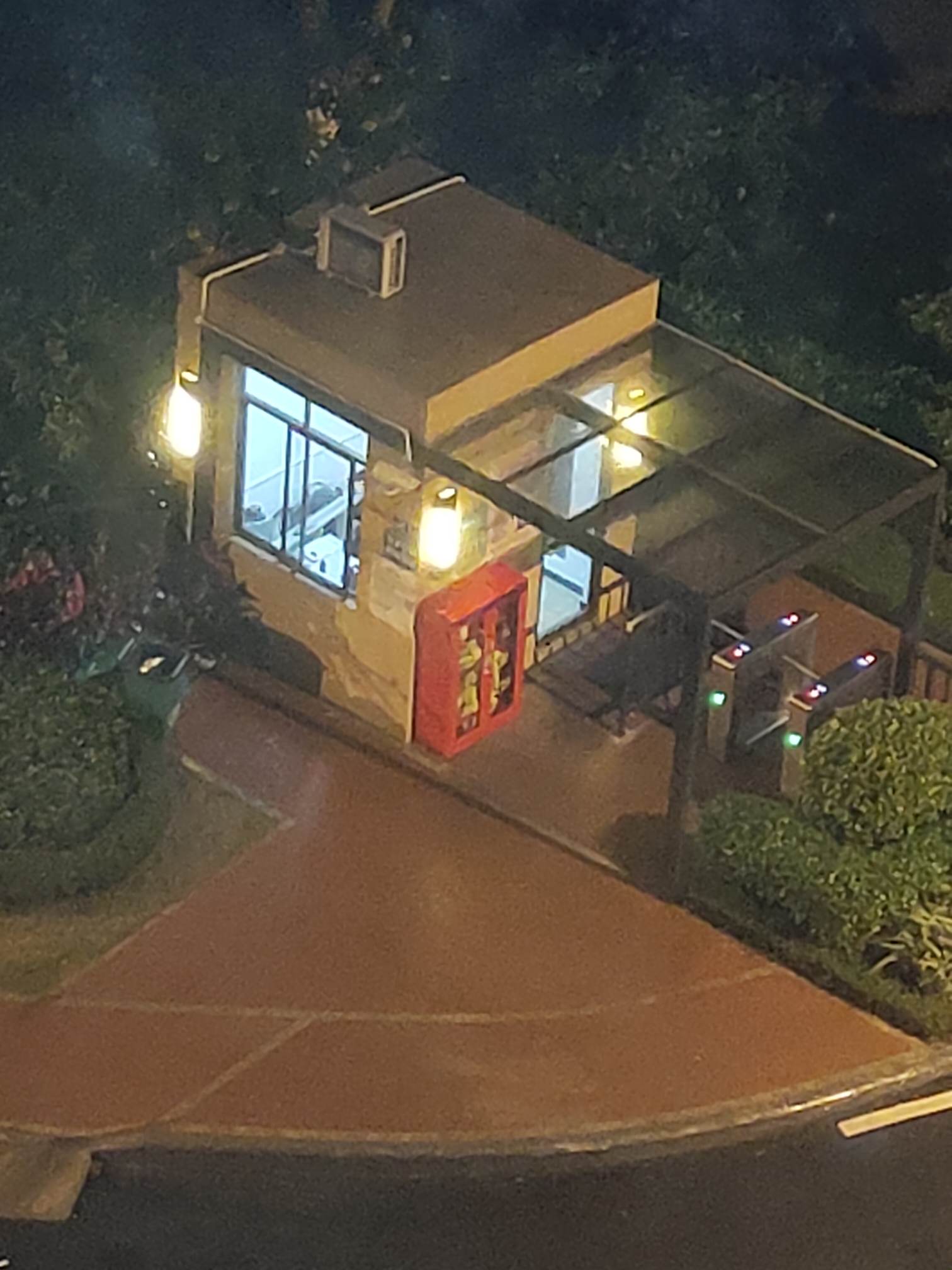 家住九楼,拍的对面楼下保安亭