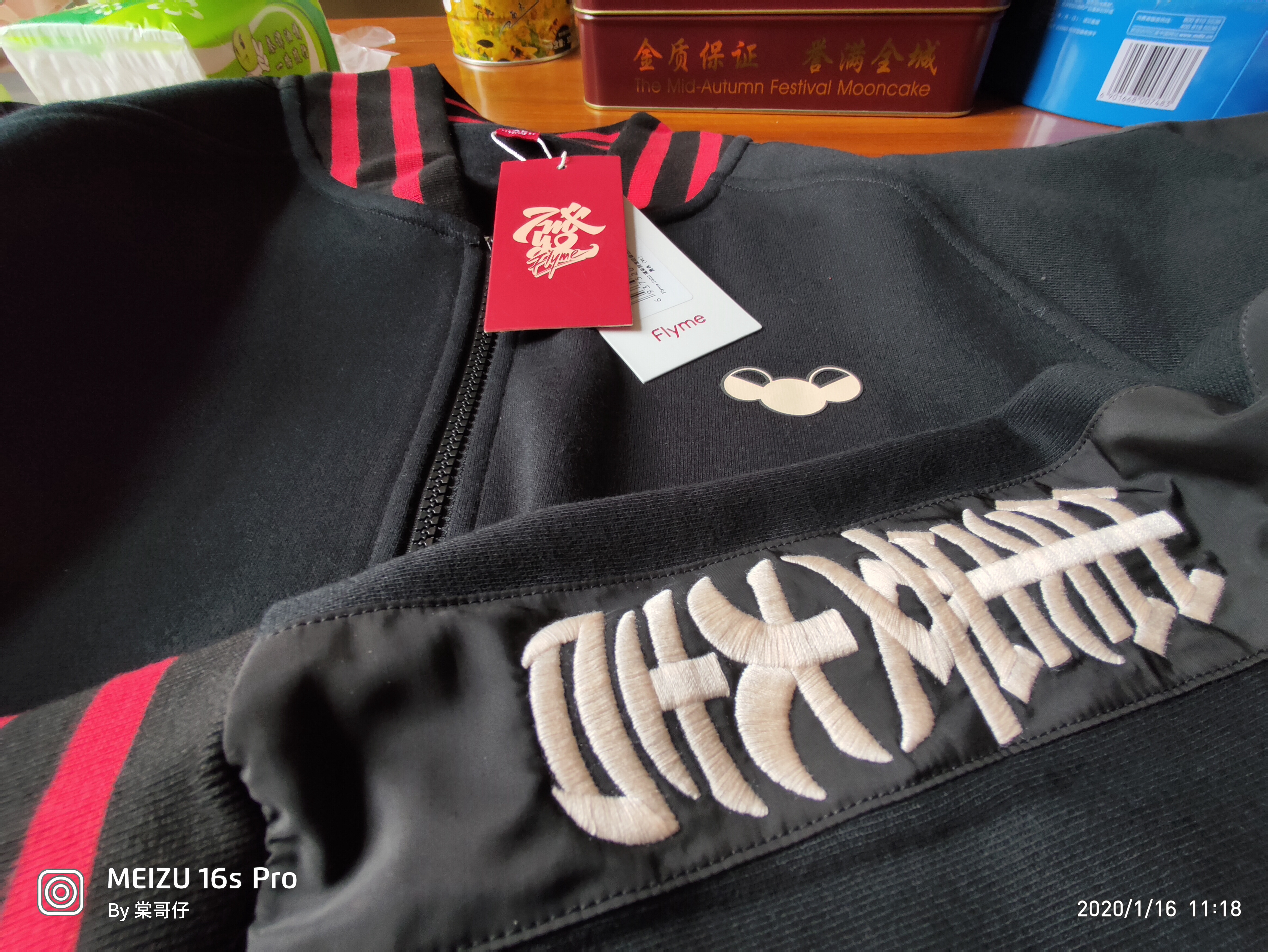 刚刚回错帖,一切都是为了鼠标垫,献上丑照两张<img class='smilies_mz' src=