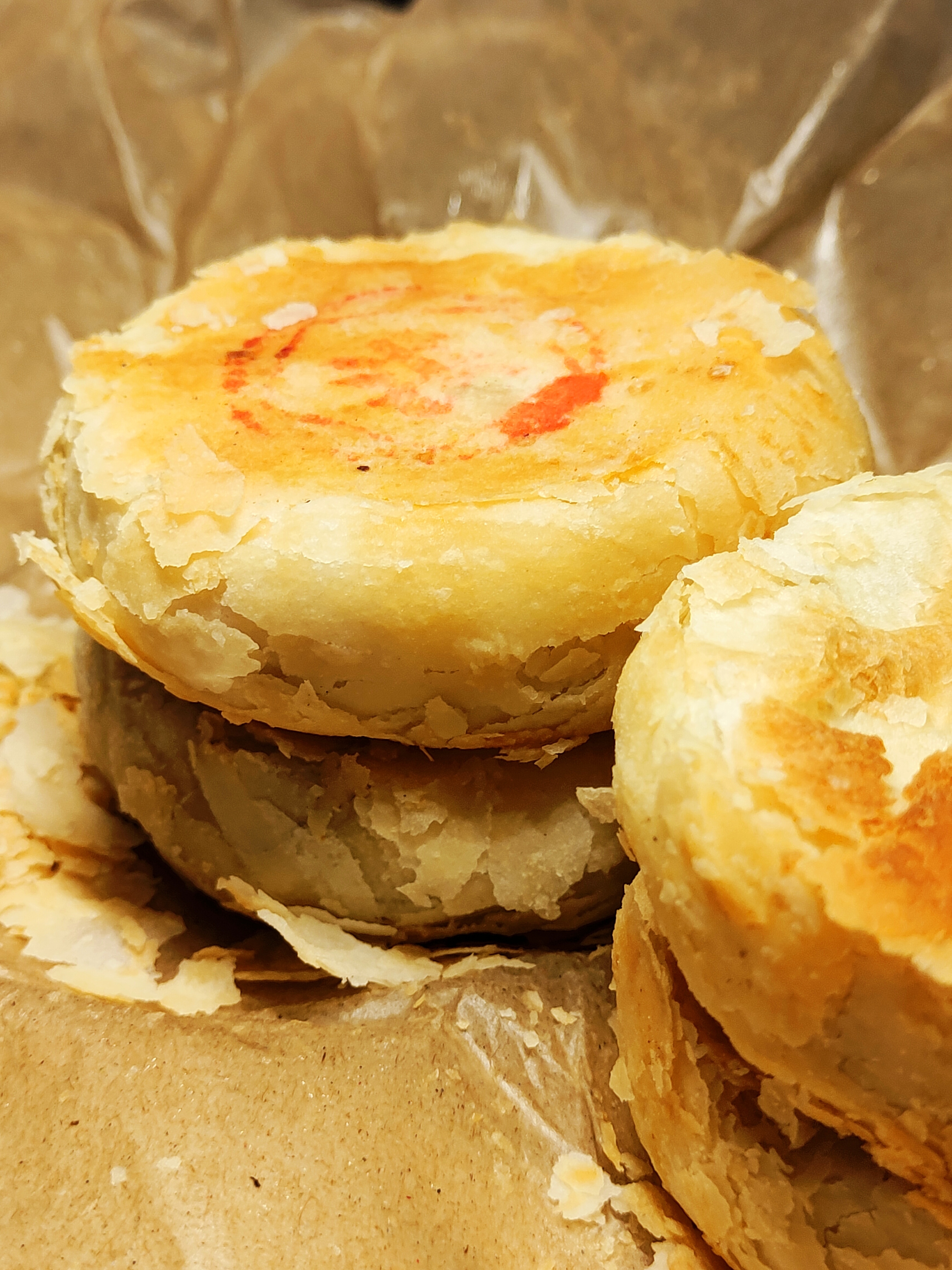 本人大二,在合肥上学,临近中秋节,收到了老爸寄的月饼🥮。这是我老家那种香油月饼,打开之后一股浓浓的香味,酥皮包裹着里面的馅,里面有冰糖、花生、水果等,吃起来很香甜。记得小时候饿了就拿这当甜点填饱肚子<img class='smilies_mz' src=