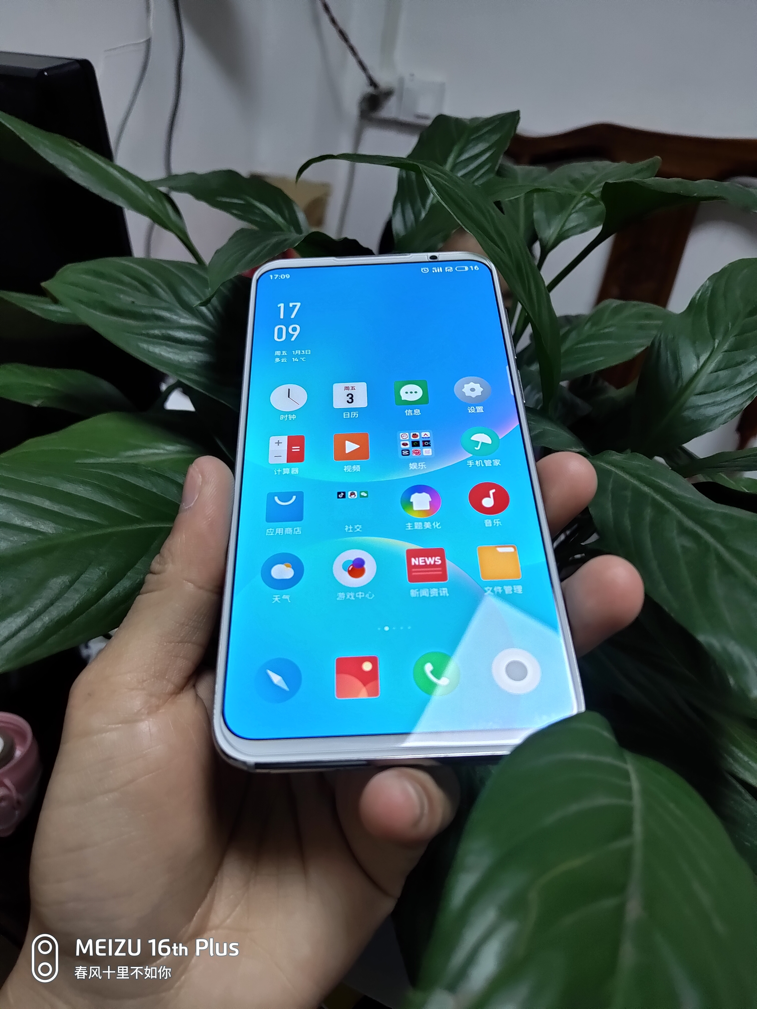 mx4是情怀,15是经典,16系列是巅峰 17之后再无魅族,你可以永远相信魅族的颜值,15是我见过最好看的手机,一眼万年,这么好看的手机居然有两个嘿嘿<img class='smilies_mz' src=