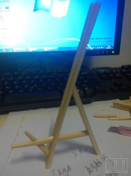 用筷子做的手机拖架免费送给大家,制作过程简