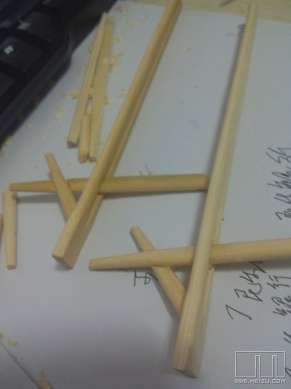 用筷子做的手机拖架免费送给大家,制作过程简